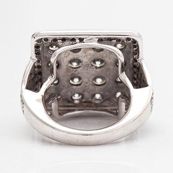 An 18K whitegold ring with brilliant cut diamonds approx 3.36 ct in total.