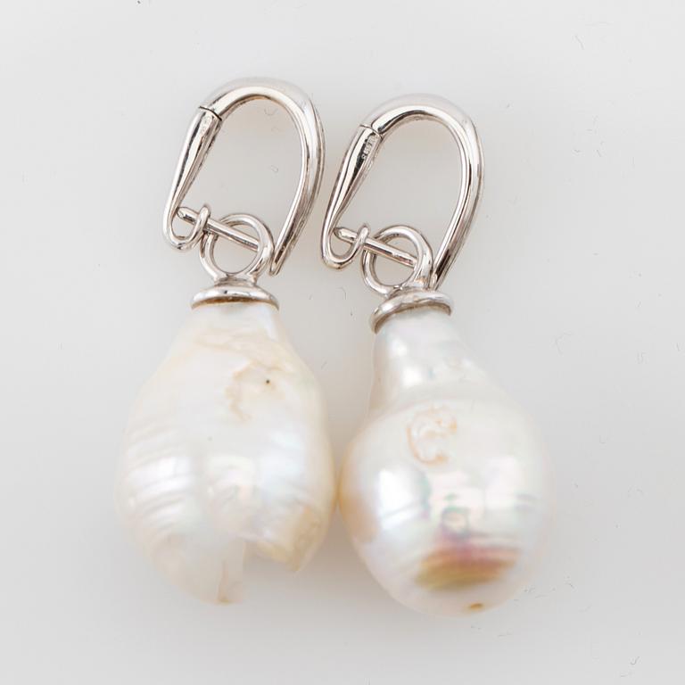 Earrings 14K white gold with South Sea pearls and brilliant-cut diamonds.