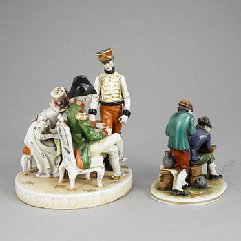 FIGURGRUPPER, 2 st, båda med otydlig märkning, troligen Tyskland. Omkring sekelskiftet 1900-tal.