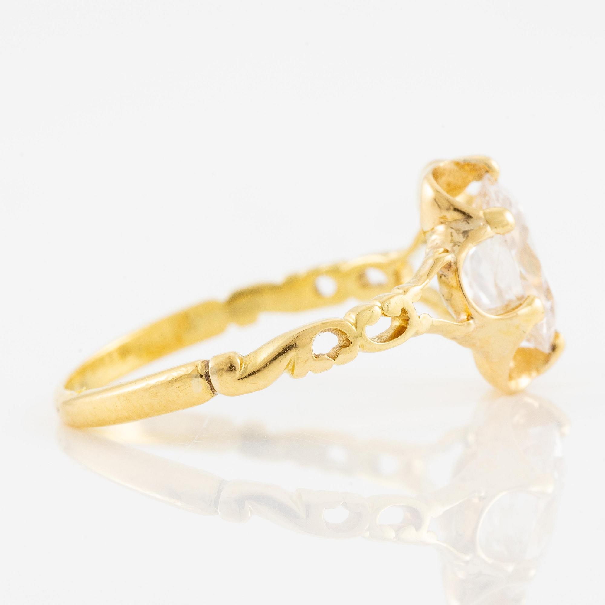 A ring in 18K gold with an old-cut diamond.