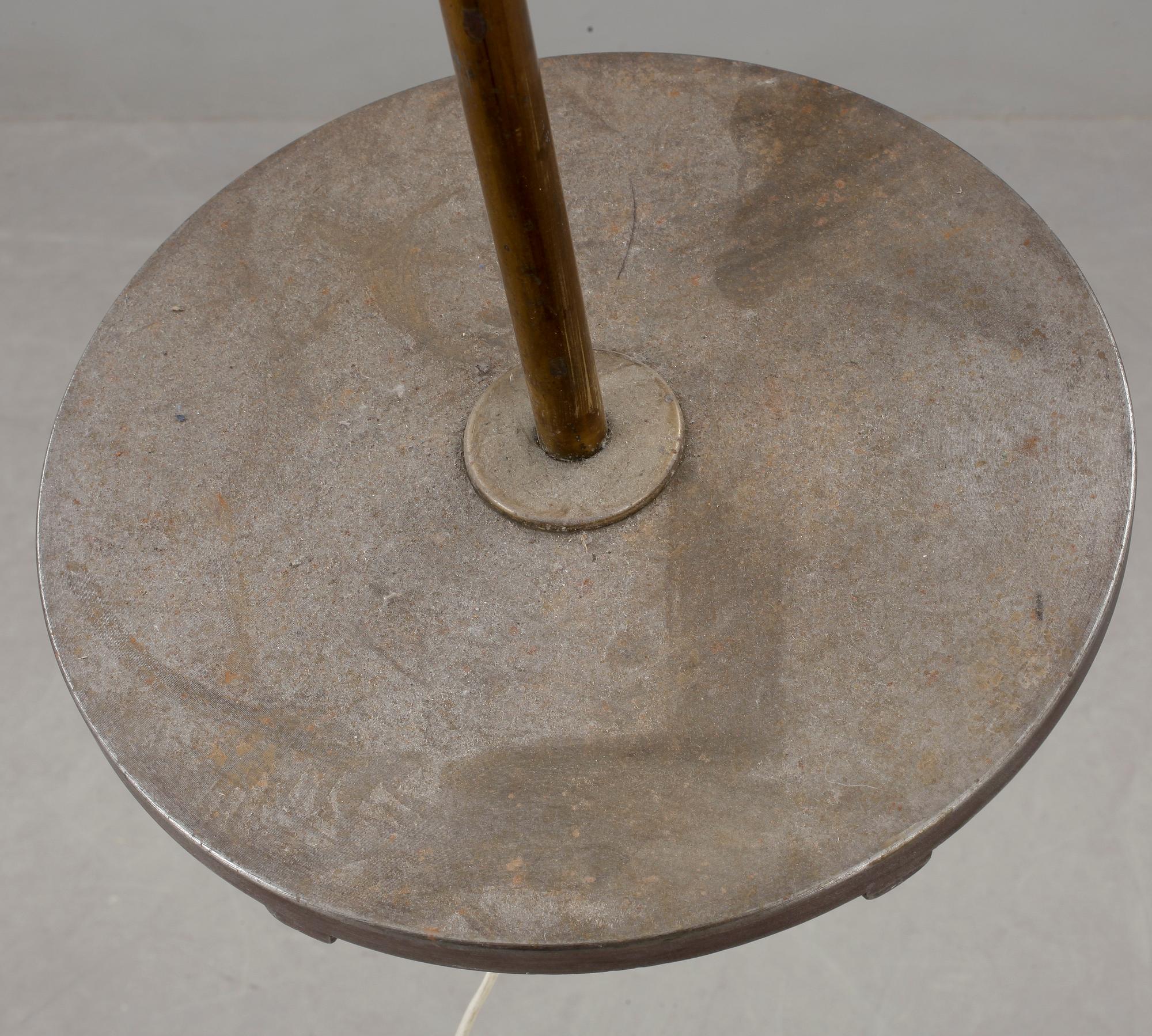 GOLVLAMPA, gulmetall, 1900-talets första hälft.