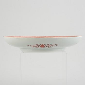 A pair of porcelain dishes, China, 20th century.