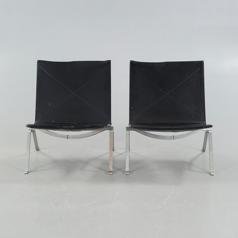 A pair of "PK22" chairs, designed by Poul Kjaerholm, made by Fritz Hansen in 1989.