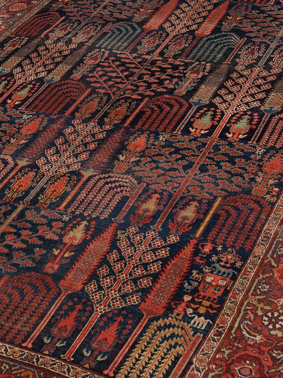ANTIQUE/SEMI-ANTIQUE BIDJAR. 352 x 229,5 cm (as well as approximately 3 cm of flat weave at each end).