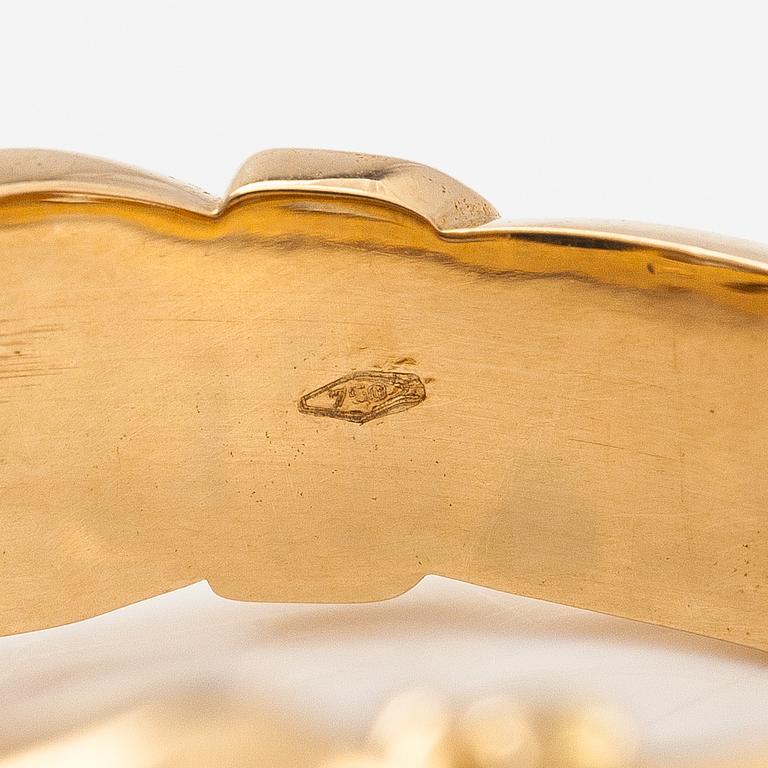 An 18K gold ring with a sapphire.