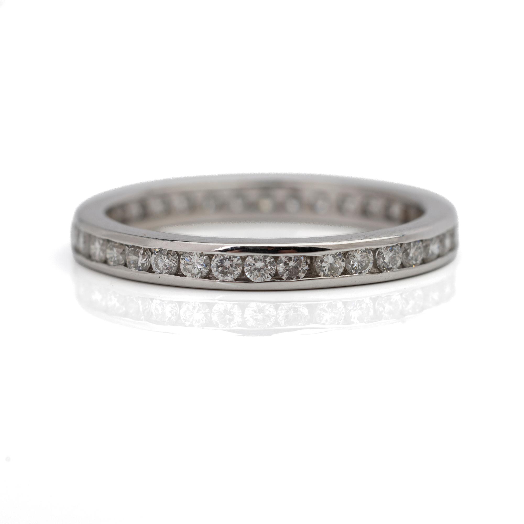 Wedding band, 18K white gold with brilliant-cut diamonds.