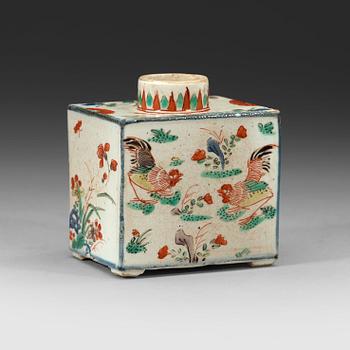 146. A familler verte tea caddy, Qing dynasty, Kangxi (1622-1772).