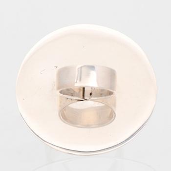 PAULA HÄIVÄOJA, SORMUKSIA, 2 kpl, hopeaa. Helsinki 1969.