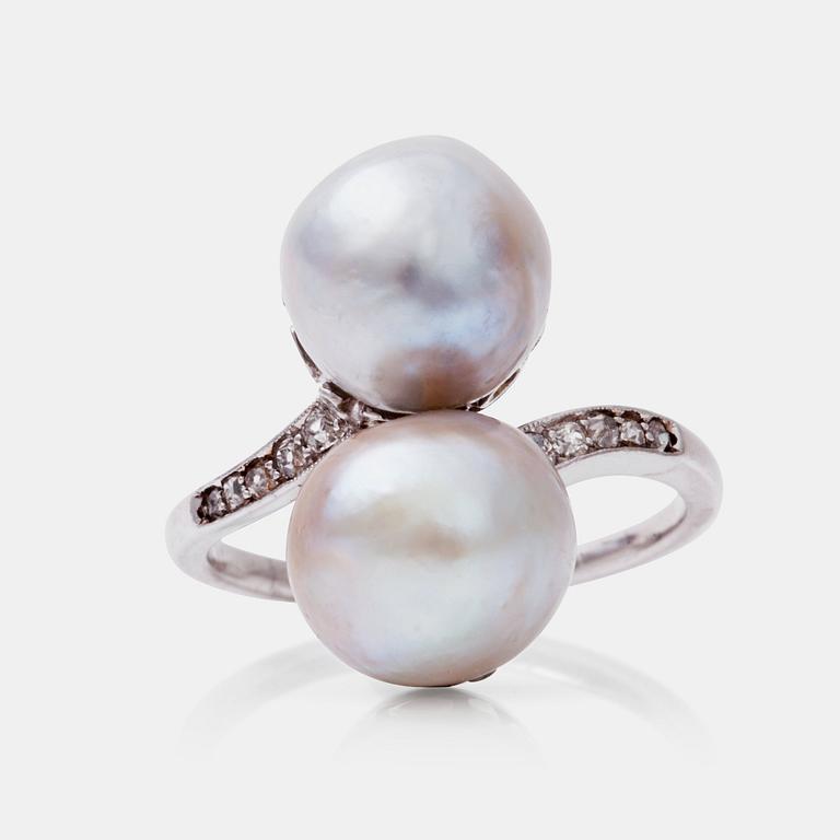 RING med två semibarocka naturliga saltvattenspärlor, Ø 9.6 - 10.4 mm, samt gammalslipade diamanter.