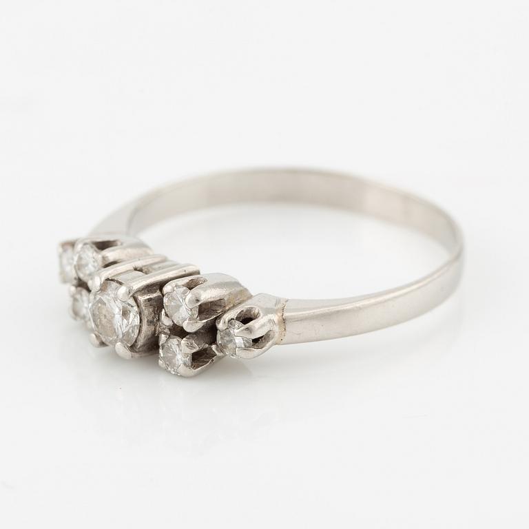 Ring, set with brilliant-cut diamonds.