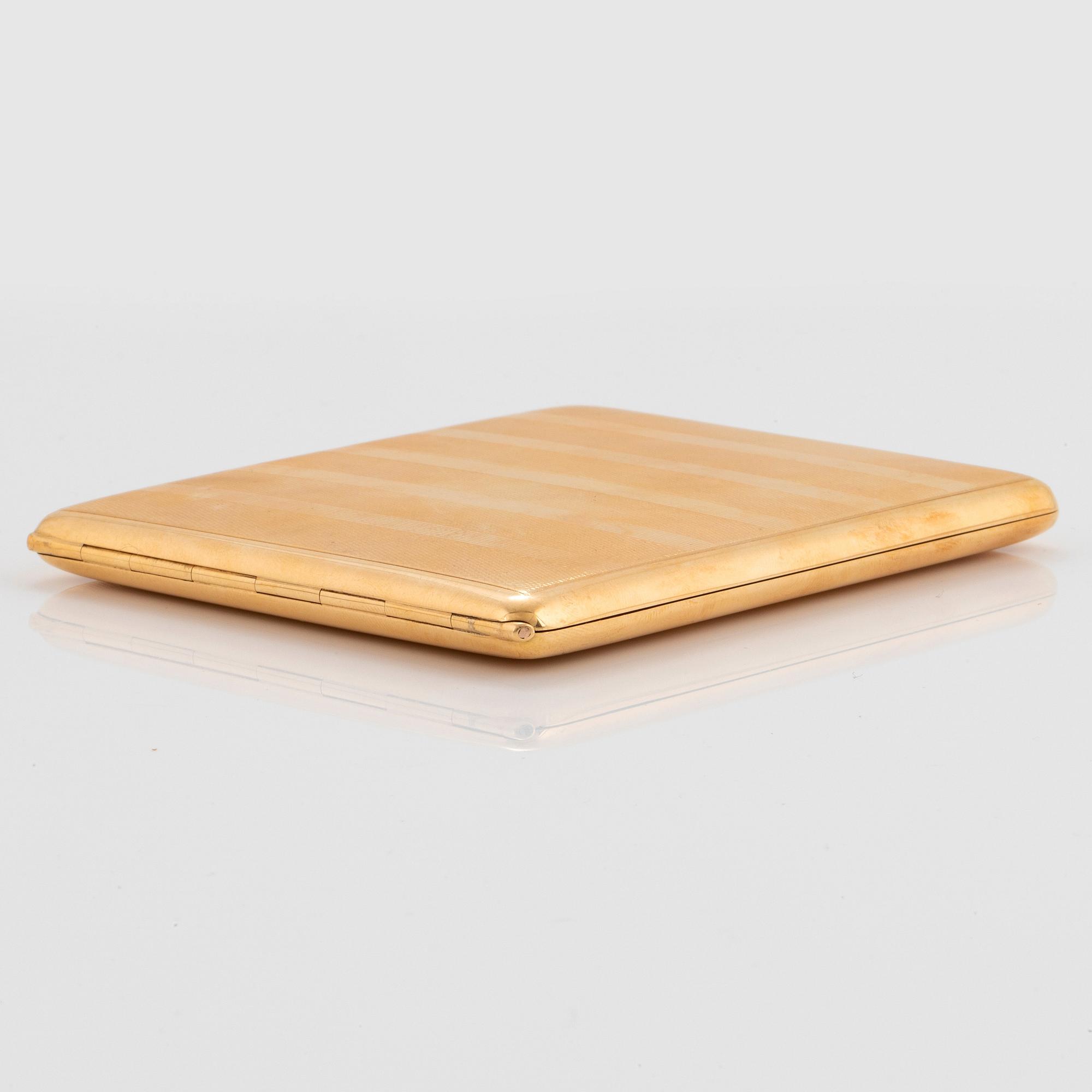 An 18K gold cigarette case.