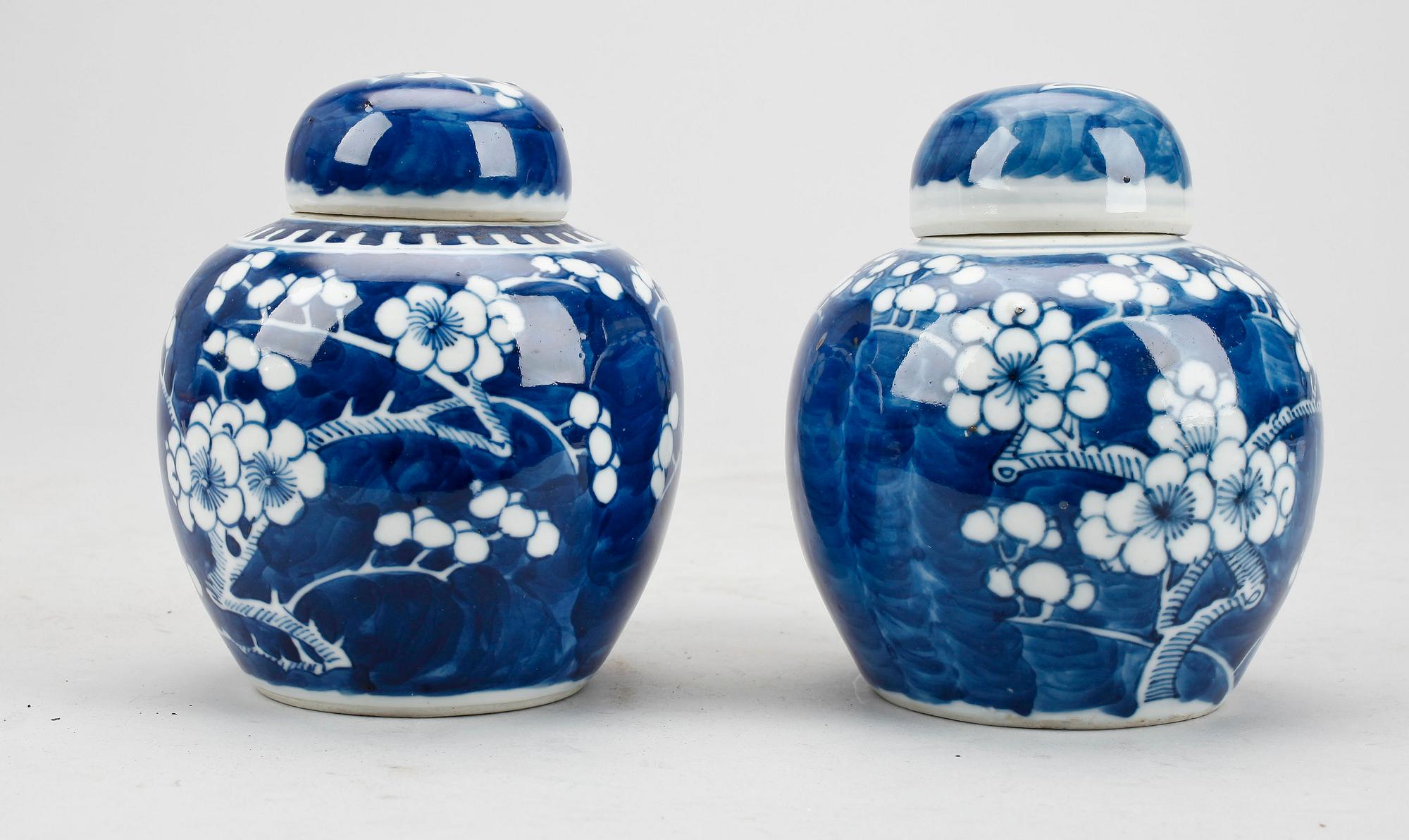 URNOR med LOCK, ett par, porslin, Kina, 1900-tal.