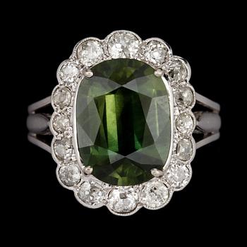 RING, fasettslipad grön safir med antikslipade diamanter, tot. ca 1.20 ct.