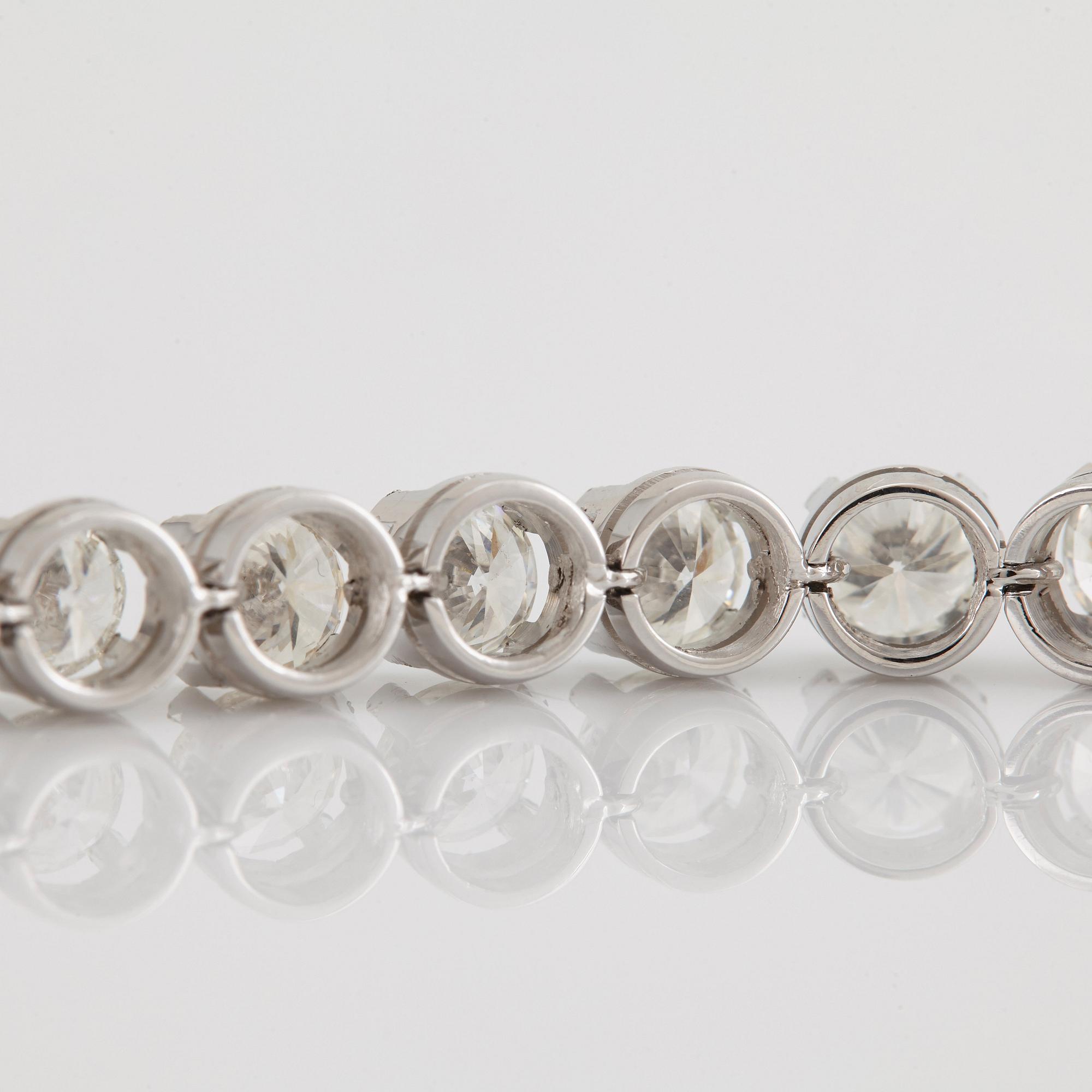 Armband 18K vitguld med runda briljantslipade diamanter totalvikt ca 12.00 ct.