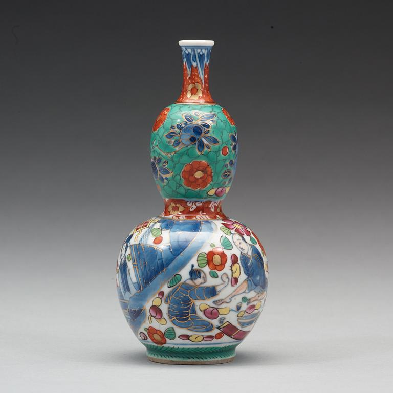 A blue and white 'Clobbered' vase, Qing dynasty, Kangxi (1662-1722).