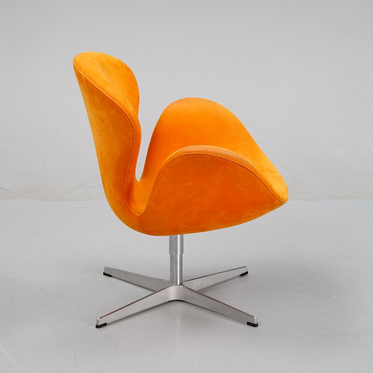 Arne Jacobsen, fåtölj, "Svanen", Fritz Hansen, Danmark, daterad 2005.