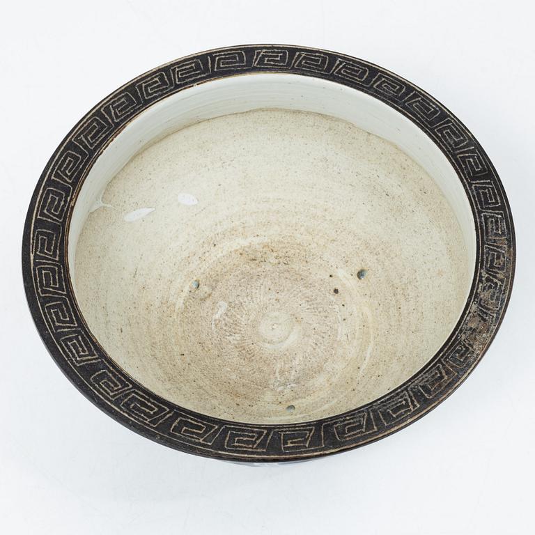 A blue and white censer/flower pot, late Qing dynasty/early 20th century.