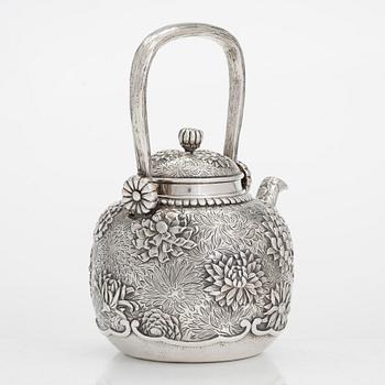 A Japanese silver teapot, maker's mark of Konoike, early 20th century.