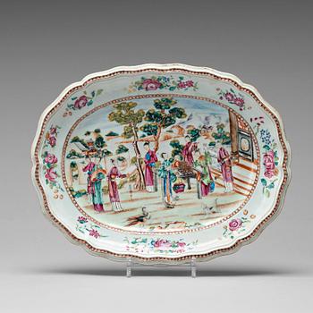 721. A famille rose serving dish, Qing dynasty, Qianlong (1736-95).