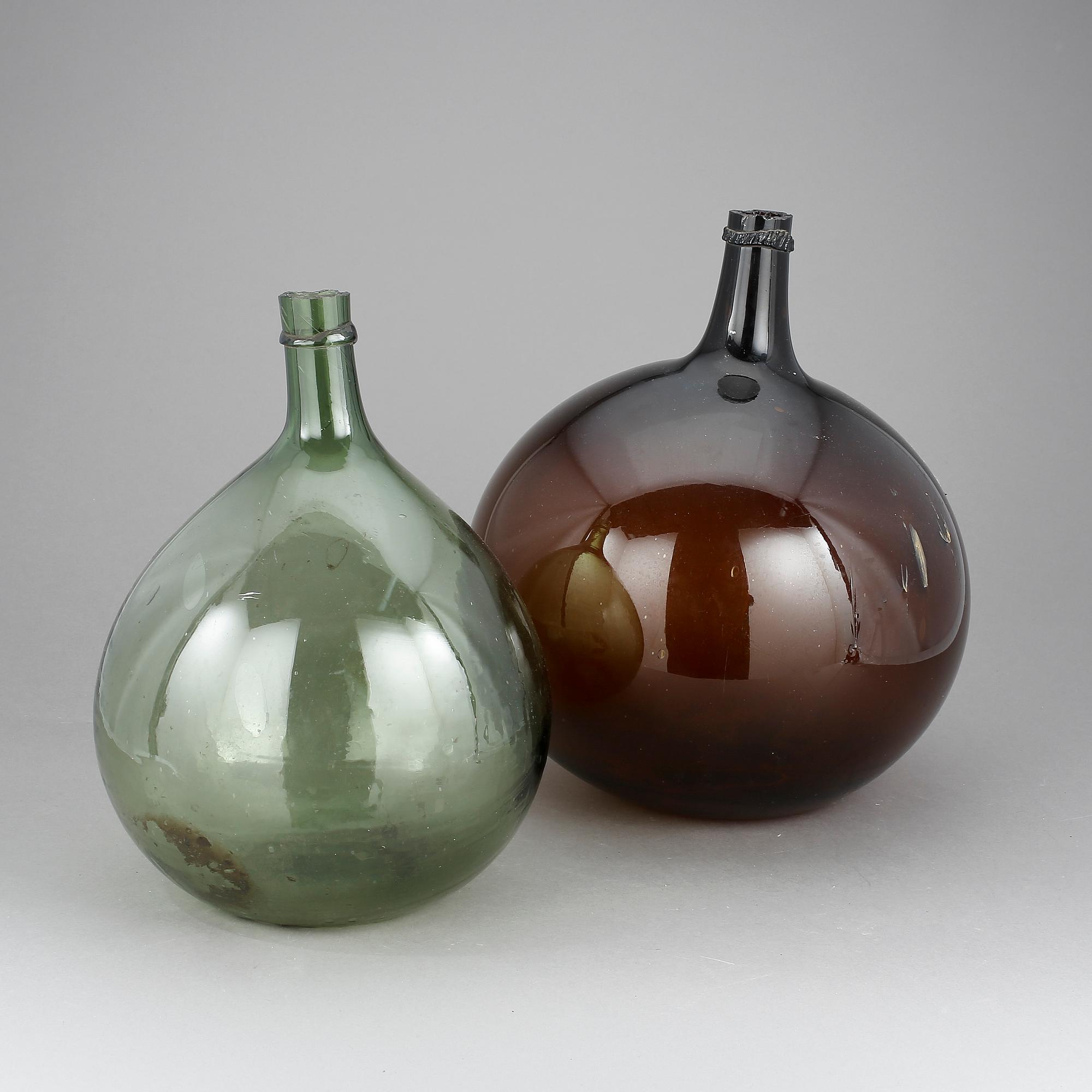 FLASKOR, 2 st, glas, omkring sekelskiftet 1900.