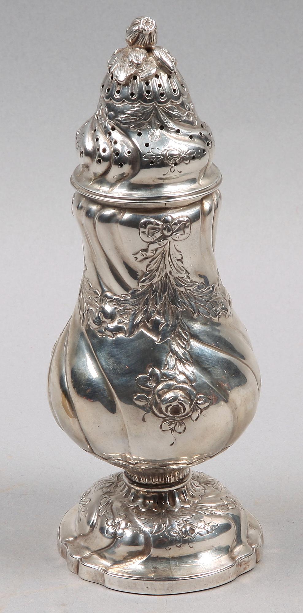 SOCKERSTRÖARE, silver, rokokostil, Tyskland, 1800/1900-tal. Vikt: 220 g.