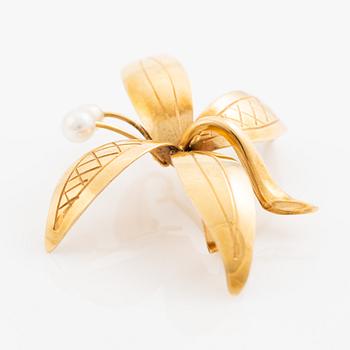 Brosch , 18K guld i form av blomma med odlade pärlor.