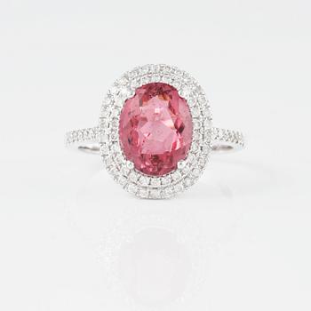 RING, 18K vitguld med fasettslipad rosa turmalin ca 2.20 ct samt briljantslipade diamanter ca 0.35 ct. Vikt 4,5 gram.