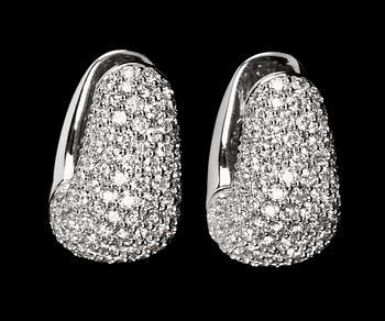 A pair of brilliant cut diamond earrings, tot. 4.32 cts.