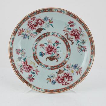 A Chinese export porcelain famille rose dish, Qing dynasty, Qianlong (1736-95).