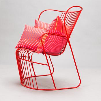 Björn Dahlström, fåtölj, "Kaskad" för Nola Design Furniture, med tre plymåer, "Vågsvall" för Marimekko.