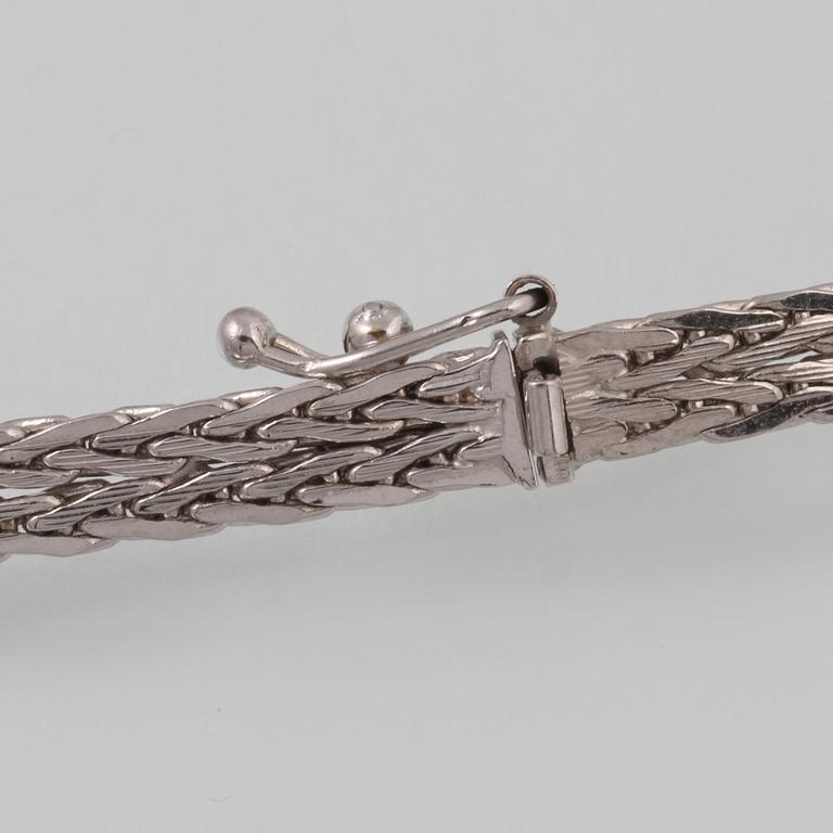 COLLIER, 18K vitguld med ovalslipad blå safir samt 10 briljantslipade diamanter ca 0.50 ct, importstämplat. Vikt 19,1 g.