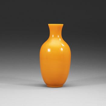 462. A Chinese yellow Peking glass vase, 20th Century inscription to base.