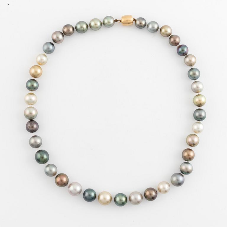 Cultured Tahiti- and South sea pearl necklace, clasp 18K gold.