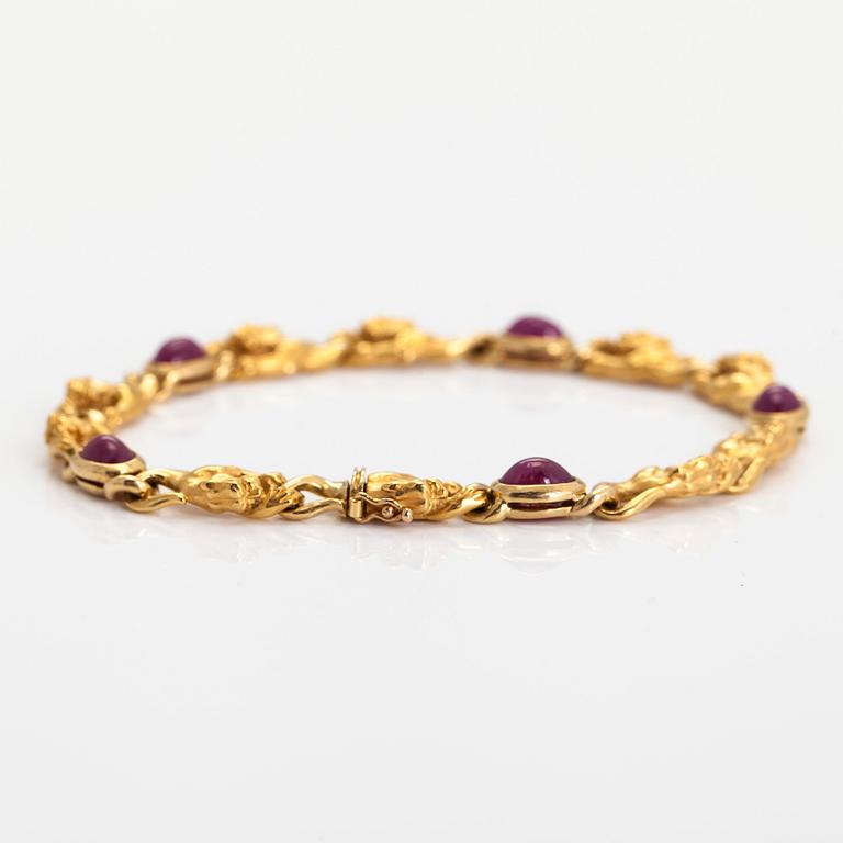 Carrera y Carrera, an 18K gold bracelet, in the shape of panthers with cabochon-cut rubies.
