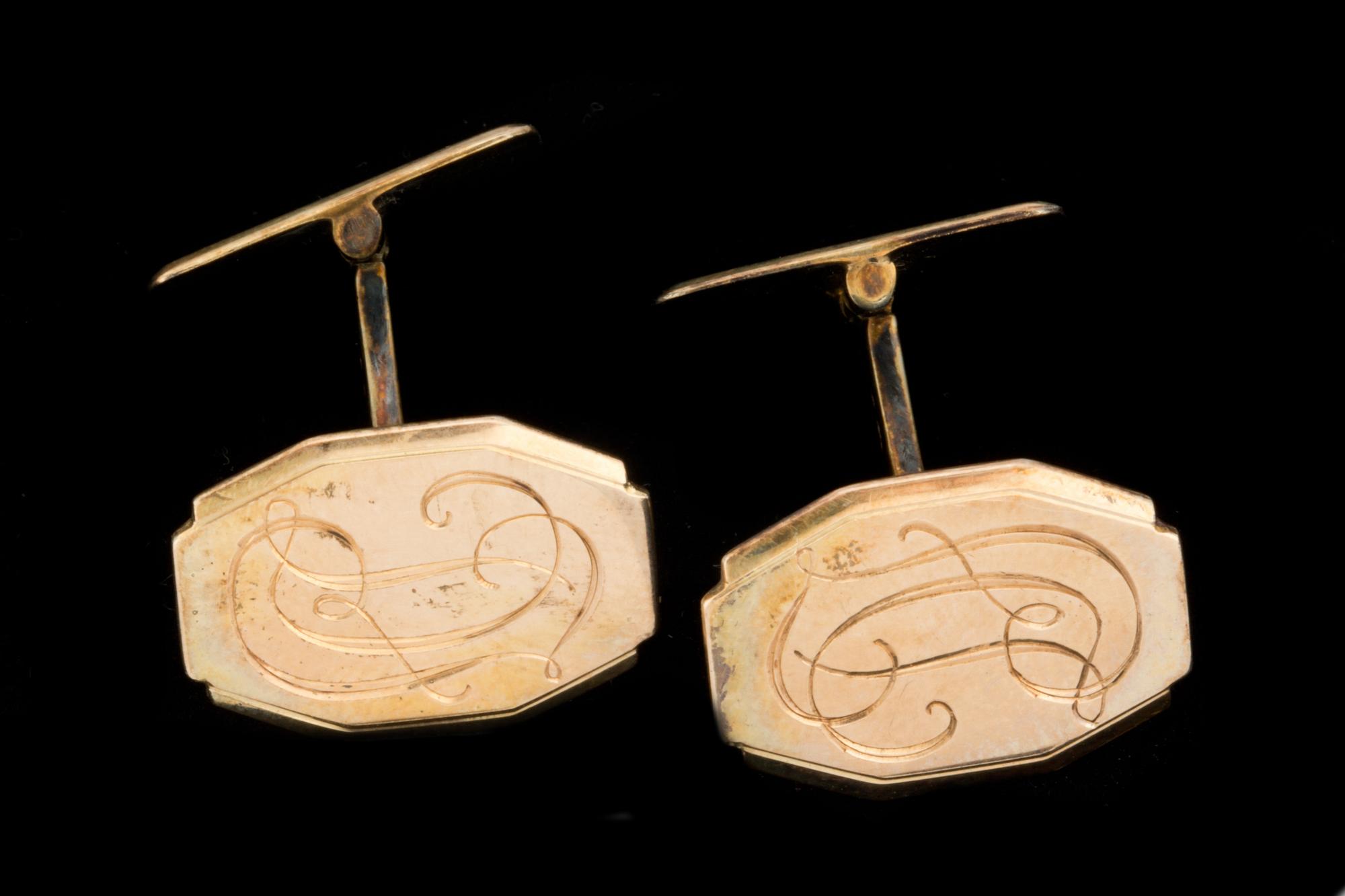 MANSCHETTKNAPPAR, förgyllt silver med monogram, Guldvaruaktiebolaget G. Dahlgren & Co, Malmö, 1949. Vikt ca 8 g.