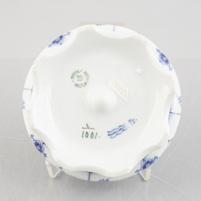 Six small dishes and a bowl, 'Blue Fluted' / 'Musselmalet', porcelain, Royal Copenhagen, 1898-1923 and later.