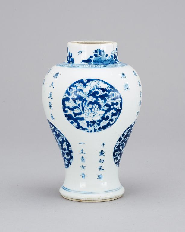 A blue and white vase, late Qing dynasty, Kangxi style.