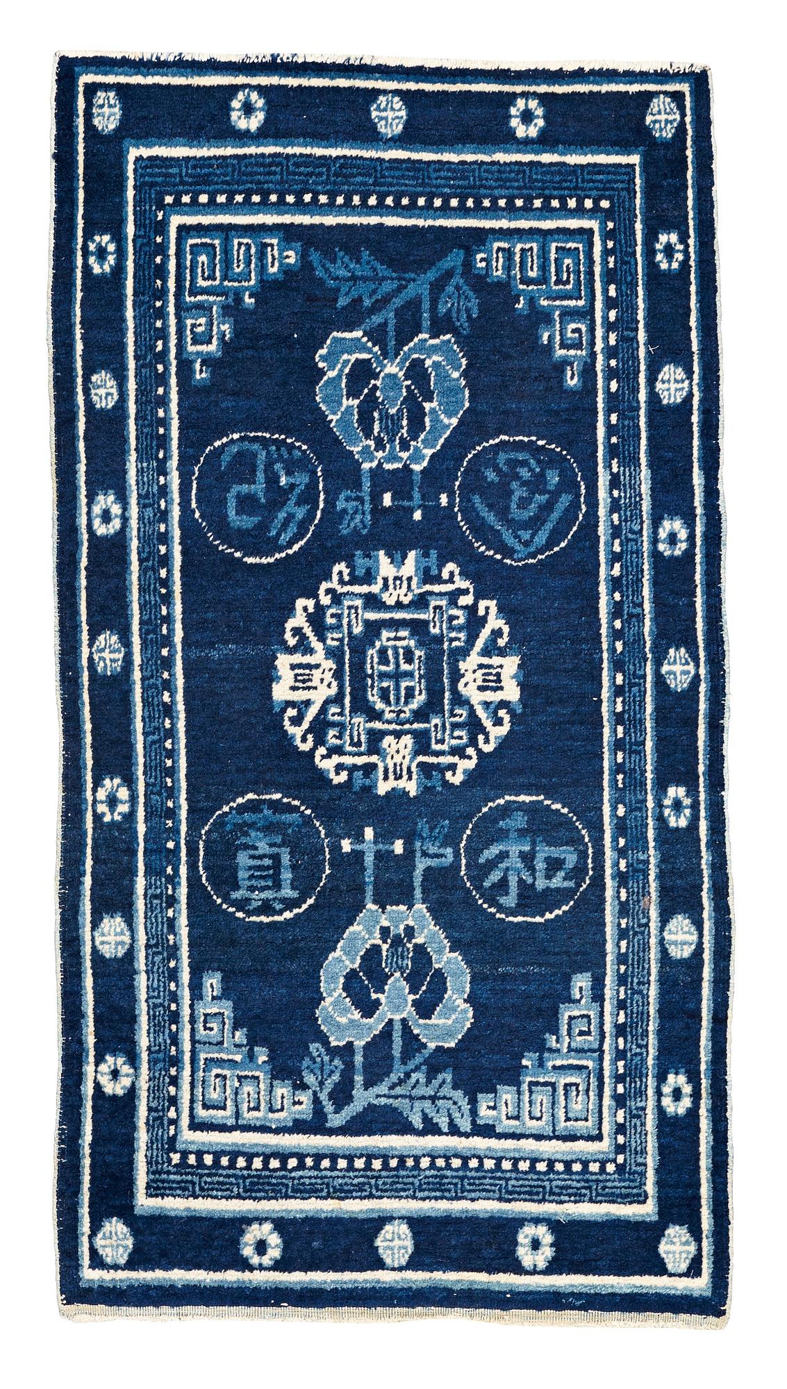 MATTA, semiantik Xinjiang (Sinkiang), Kina, ca 127 x 67-69 cm (samt ca 1 cm slätväv på en kortsida).