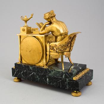 BORDSPENDYL, brännförgylld brons, Empire, 1800-talets första hälft.