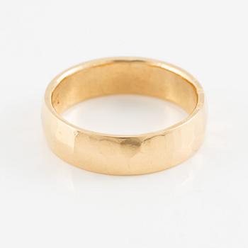 Jan-Christer Lundqvist, ring, 18K gold with hammered decoration, Skövde.