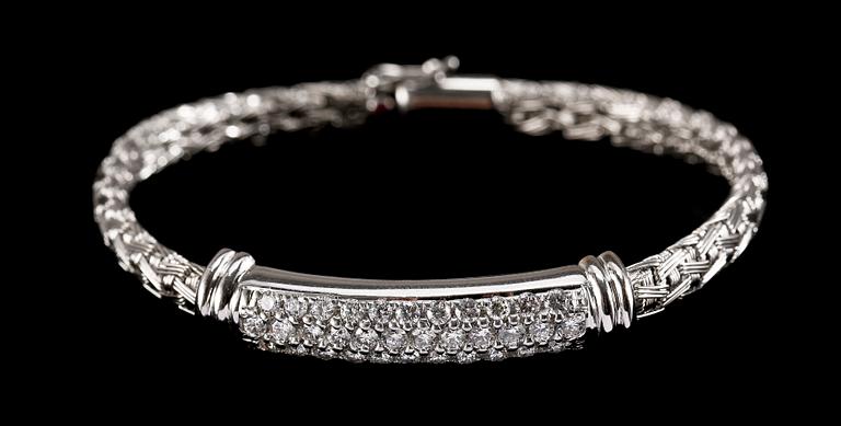 ARMBAND, briljantslipade diamanter, tot. ca 3 ct, med flätat armband i vitguld.