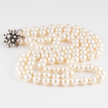 COLLIER, odlade pärlor med lås i 18K vitguld med briljantslipade diamanter ca 0.75 ct, utländska stämplar.