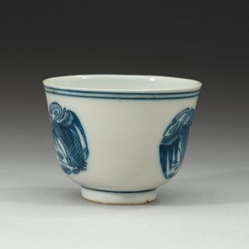 KOPP, porslin, Qingdynastin 1800-tal. Med Qianlongs fyra karaktärers märke.