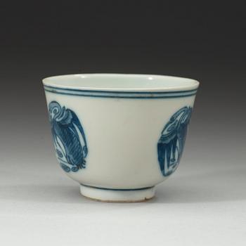 A blue and white Crane cup, Qing dynasty 19th century. With Qianlongs four characters mark.