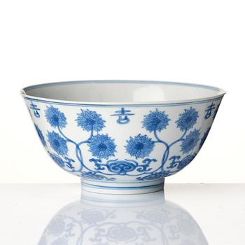 Skål, porslin. Qingdynastin, 1600-tal med Chenghuas märke.