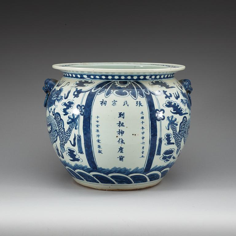 A blue and white fish basin, Qing dynasty.