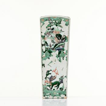 A Chinese rectangular famille verte vase, Qing dynasty, Kangxi (1662-1722).