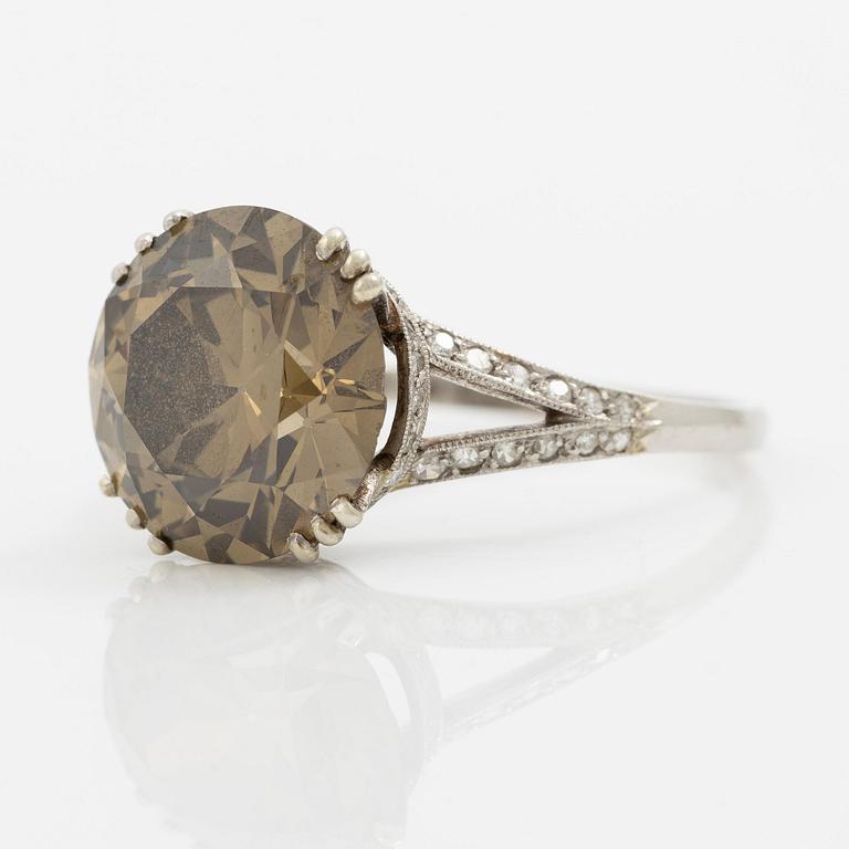 Ring platina med gulgrönbruntonad rund briljantslipad diamant ca 5.50 ct. CG Hallberg, Stockholm 1951.
