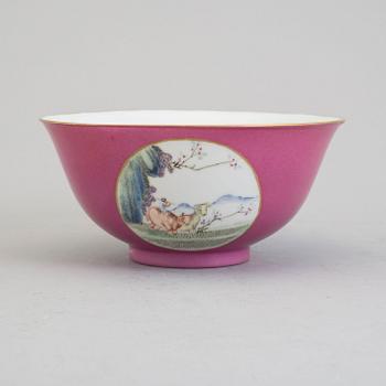 A pink-ground 20th century porcelain bowl, with Guangxus mark to the base.