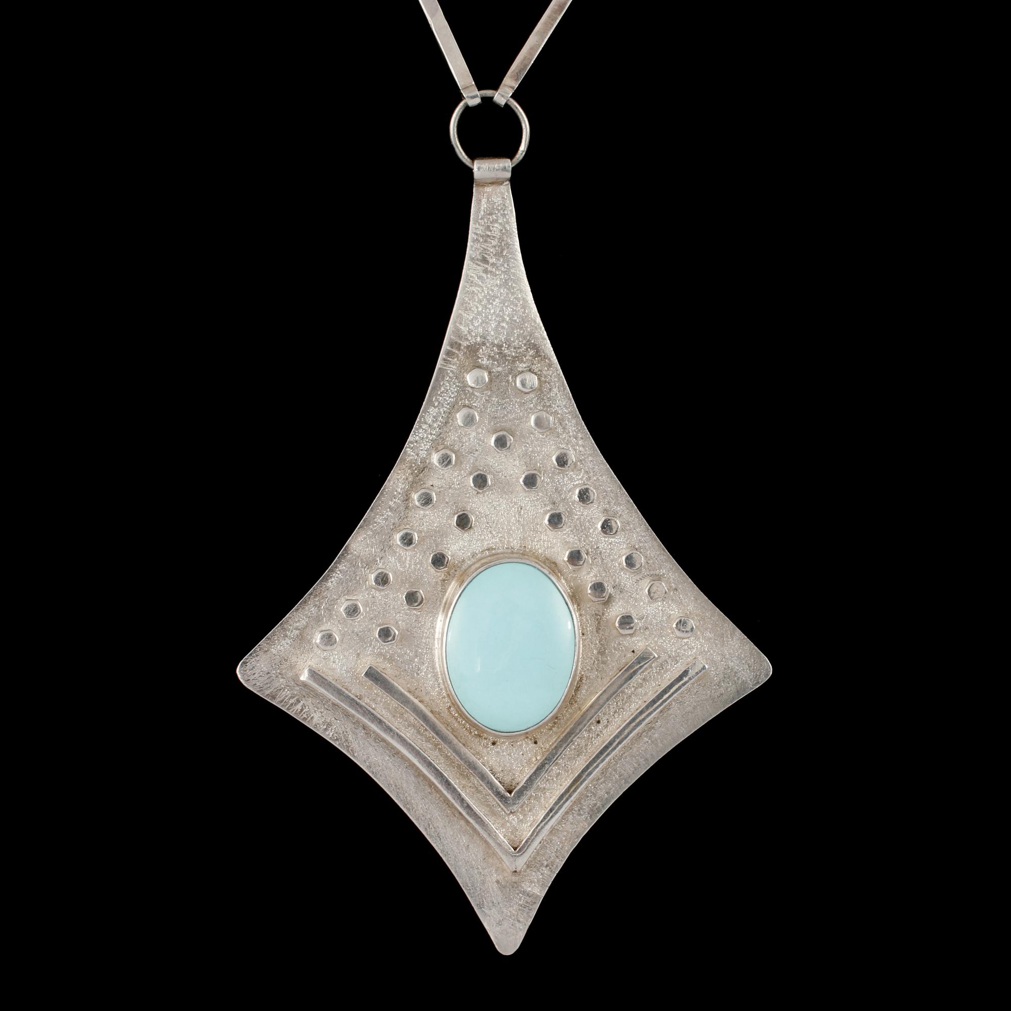 COLLIER, silver samt cabochonslipad turkos, Silverkällan Silversmedjan, Vänersborg, 2001. Vikt 40 g.
